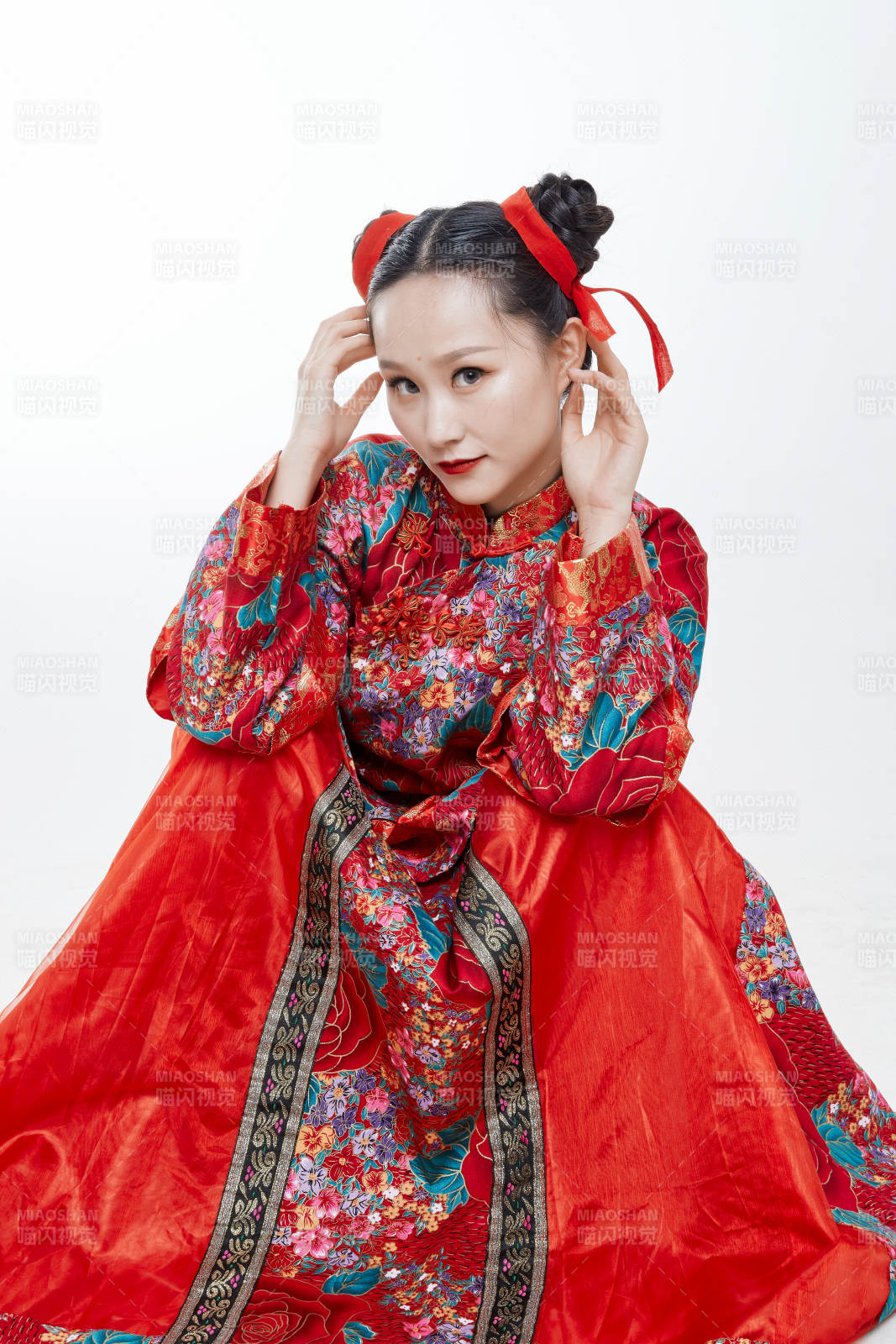 身穿中国传统服饰的青年女性图片