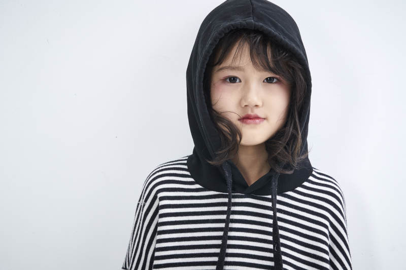 白色背景前身穿海魂衫的可爱的亚洲儿童人像图片