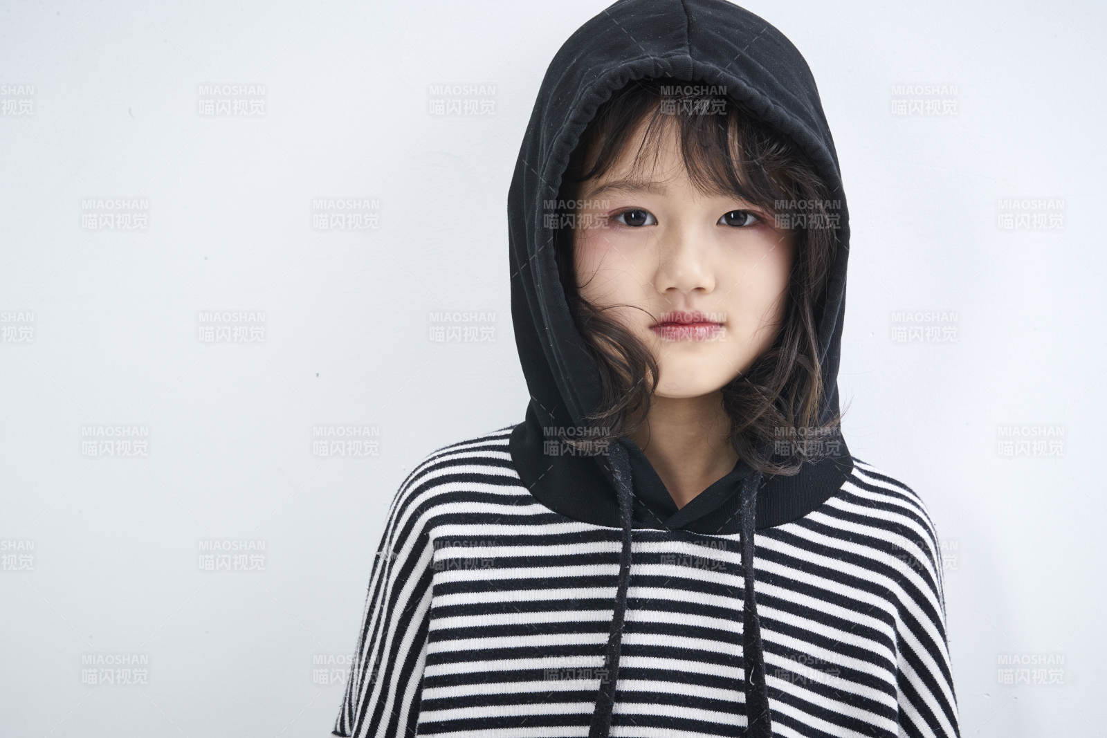 白色背景前身穿海魂衫的可爱的亚洲儿童人像图片