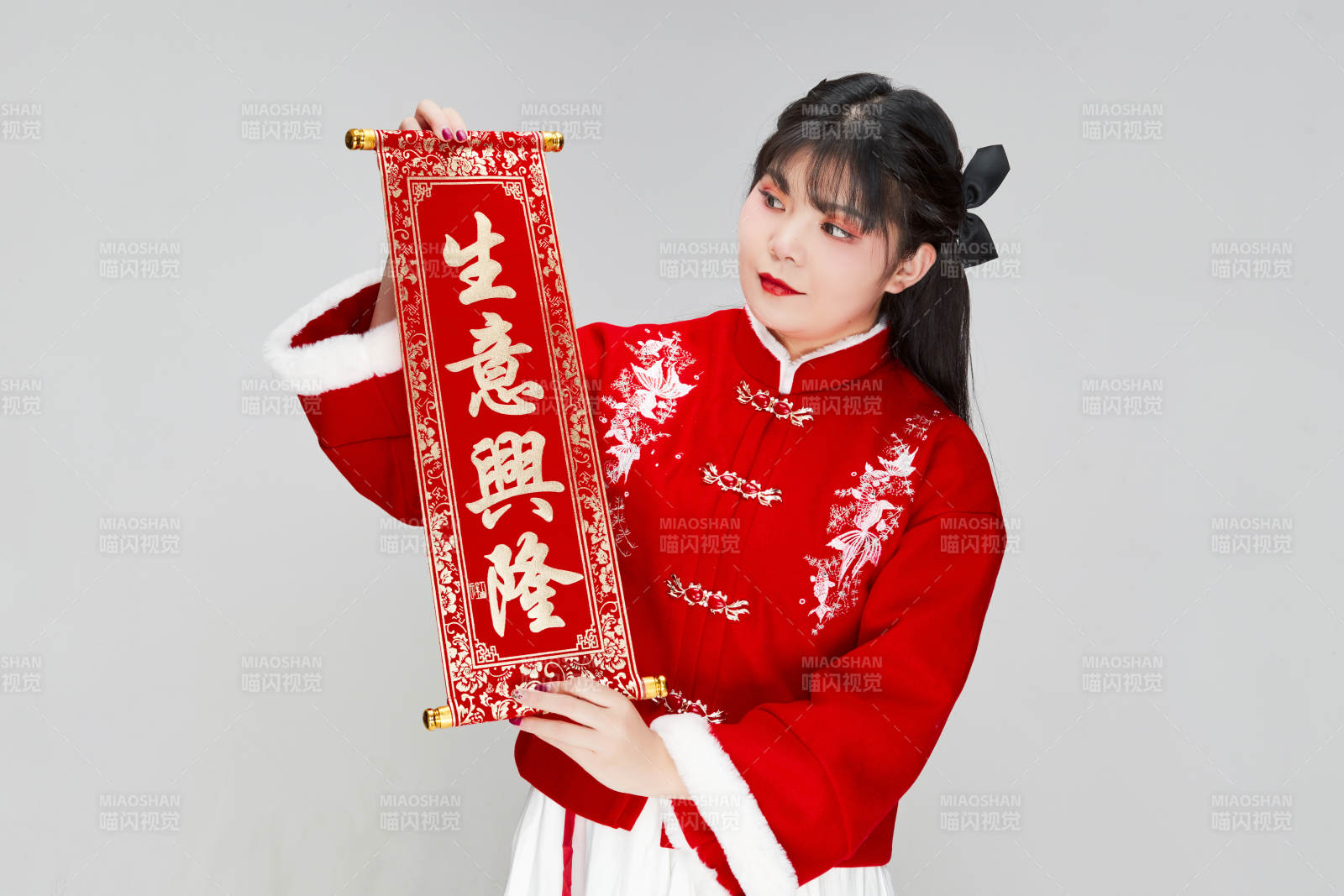 手持春联身穿喜庆汉服的可爱少女图片