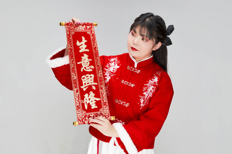 手持春联身穿喜庆汉服的可爱少女图片