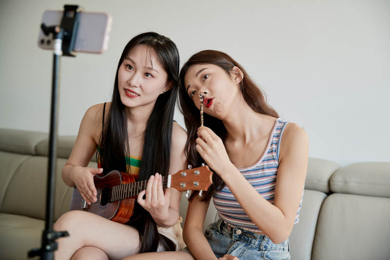 在家做主播直播的亚洲年轻闺蜜少女图片