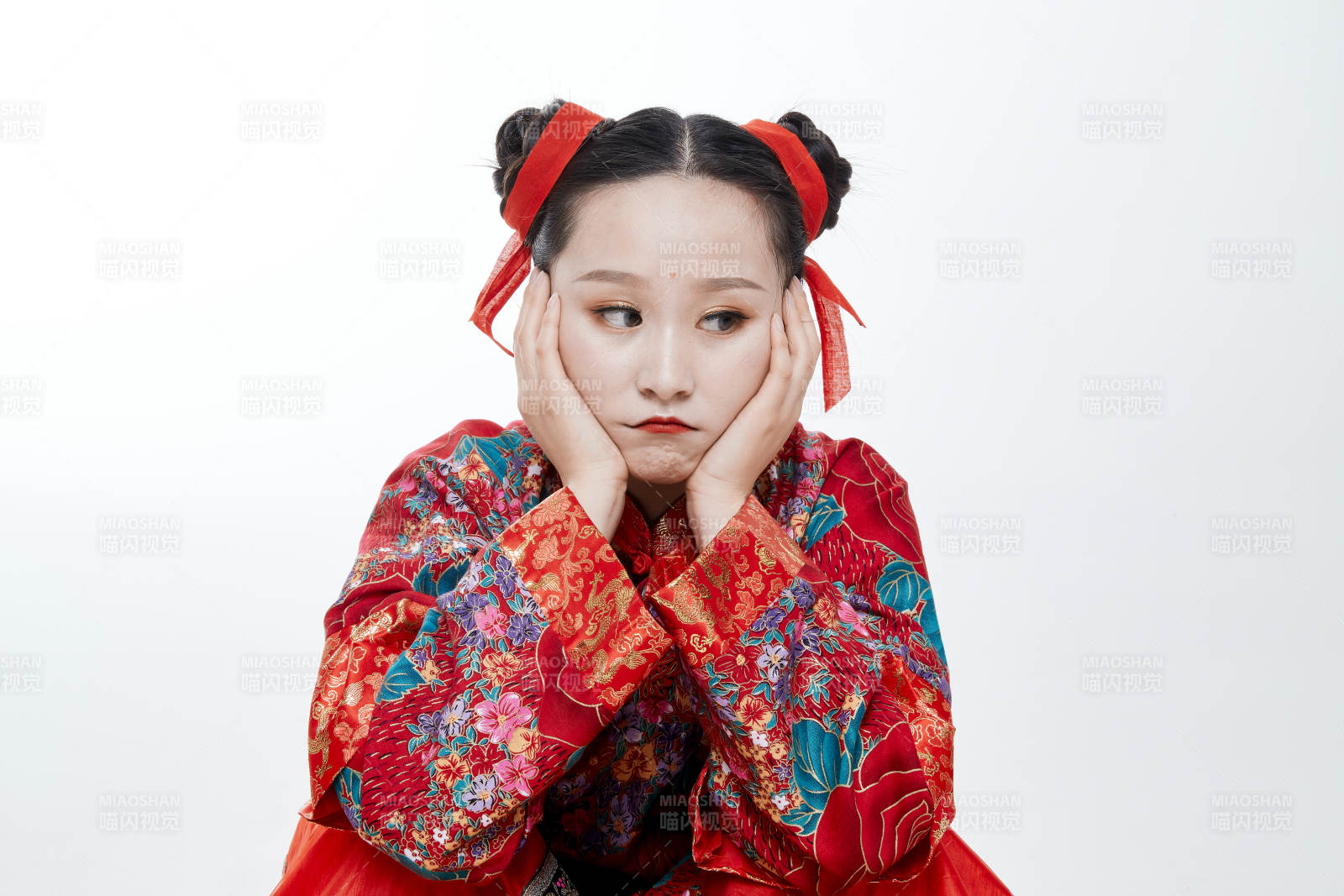 身穿中国传统服饰的青年女性图片