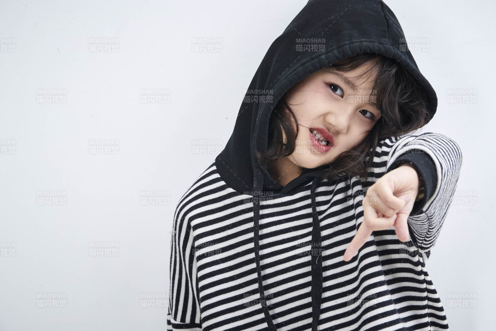 白色背景前身穿海魂衫的可爱的亚洲儿童人像图片