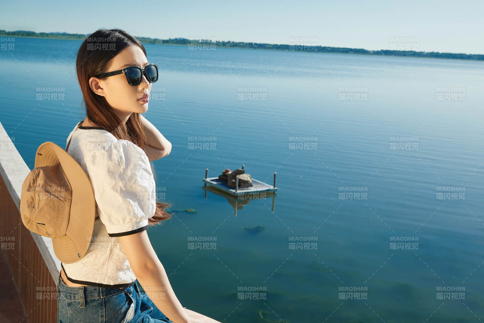 在湖畔木制帆船上的亚洲美女图片