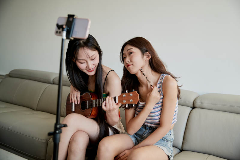 在家做主播直播的亚洲年轻闺蜜少女图片