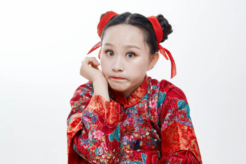 身穿中国传统服饰的青年女性图片