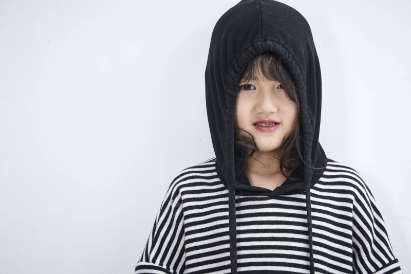 白色背景前身穿海魂衫的可爱的亚洲儿童人像图片