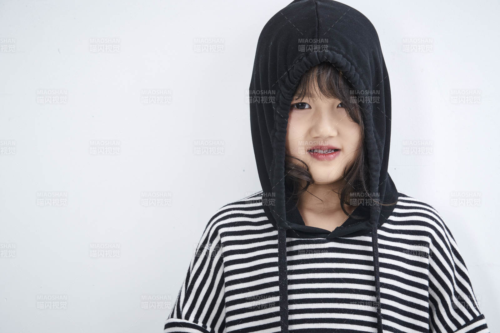 白色背景前身穿海魂衫的可爱的亚洲儿童人像图片