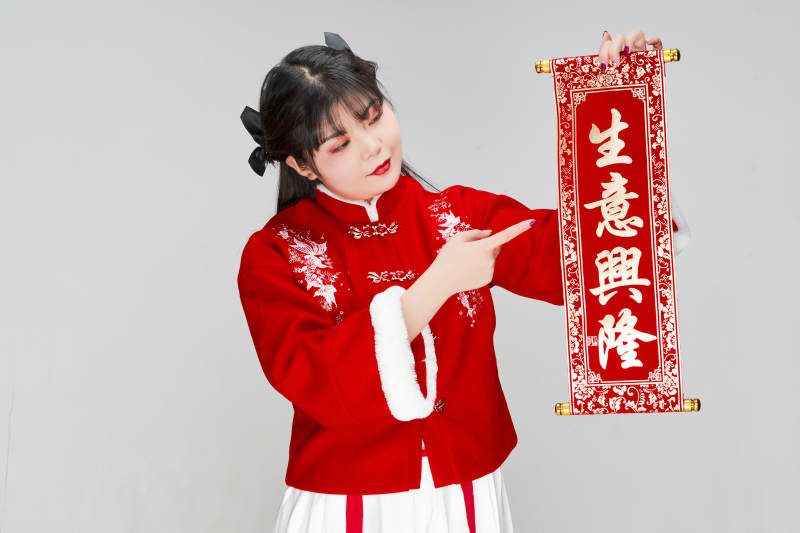 手持春联身穿喜庆汉服的可爱少女图片