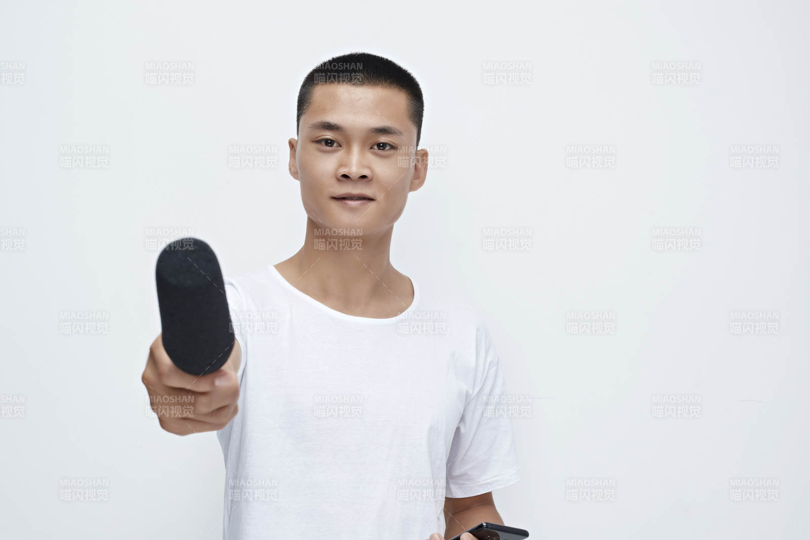 手持话筒手机进行采访的新闻工作者图片