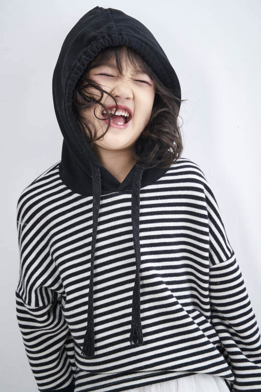 白色背景前身穿海魂衫的可爱的亚洲儿童人像图片