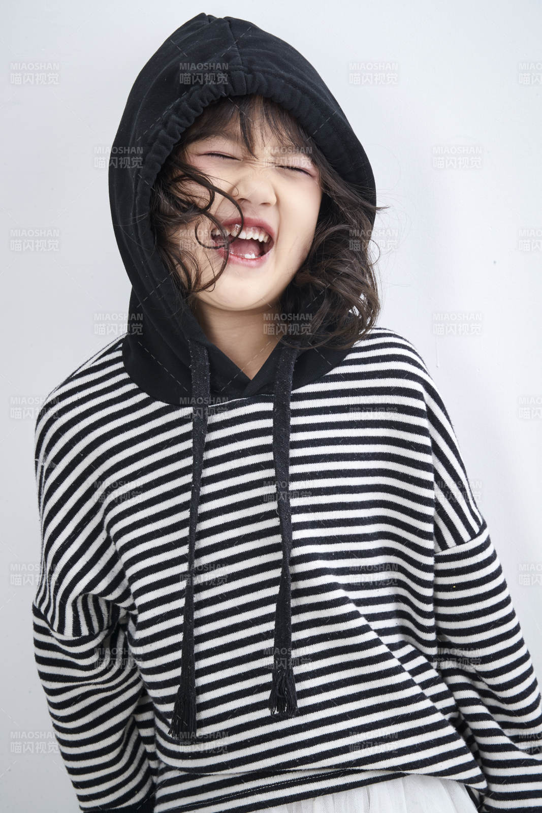 白色背景前身穿海魂衫的可爱的亚洲儿童人像图片