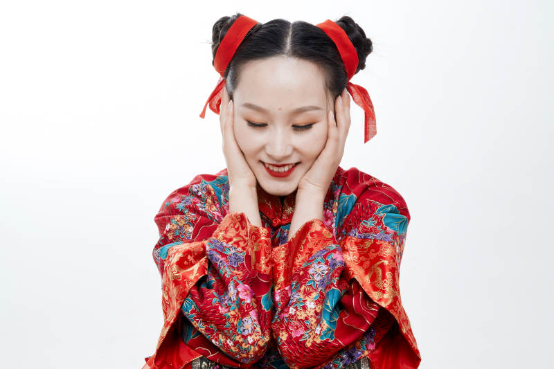 身穿中国传统服饰的青年女性图片