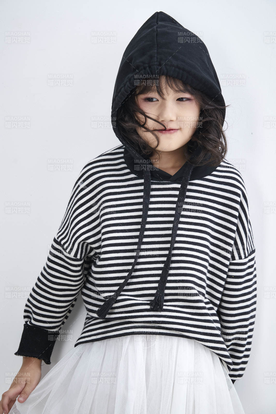 白色背景前身穿海魂衫的可爱的亚洲儿童人像图片