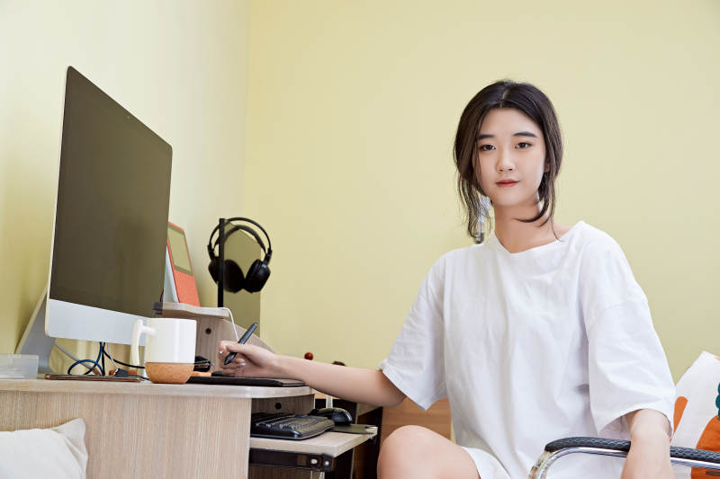 居家在电脑前创作插画的年轻美女图片