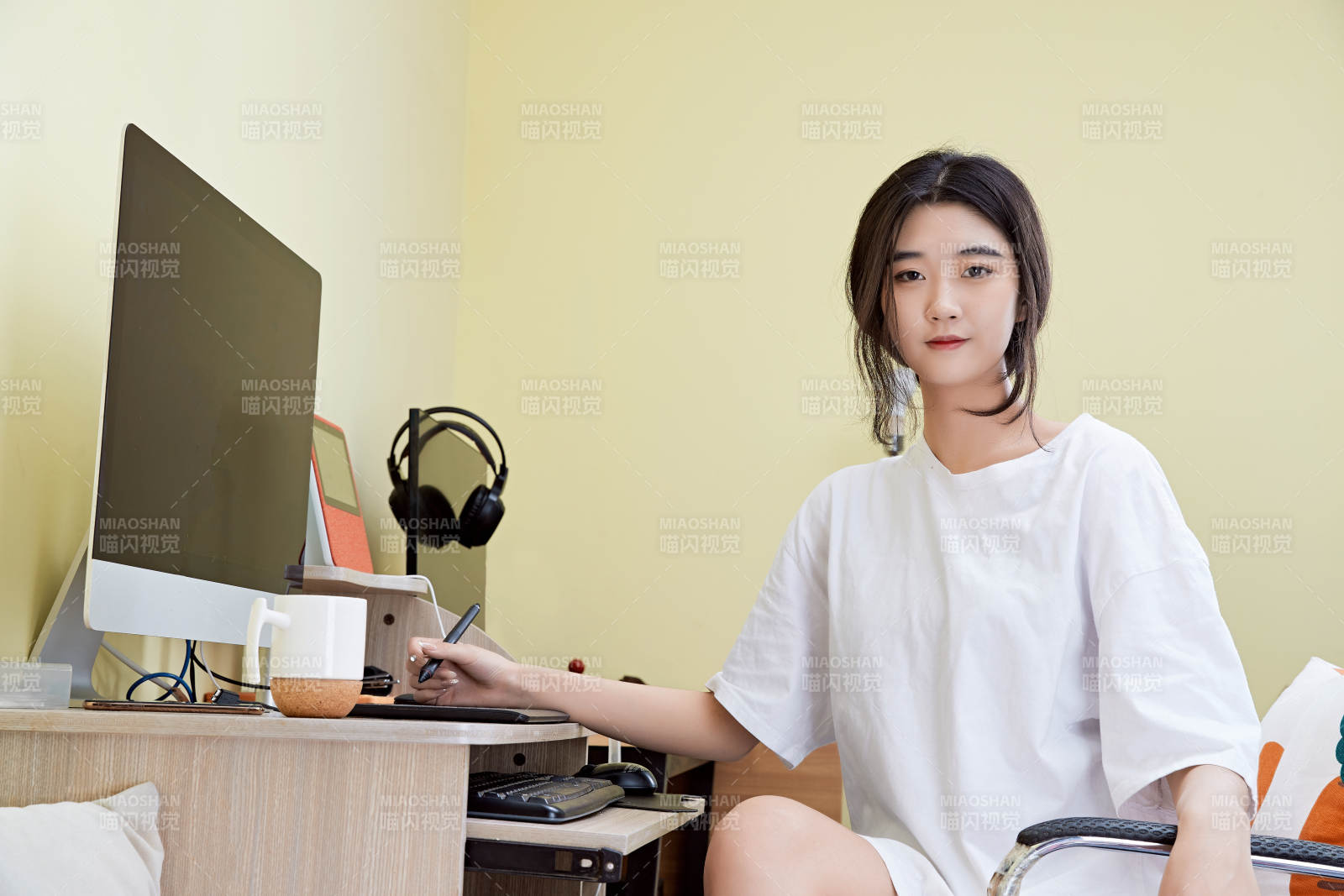 居家在电脑前创作插画的年轻美女图片