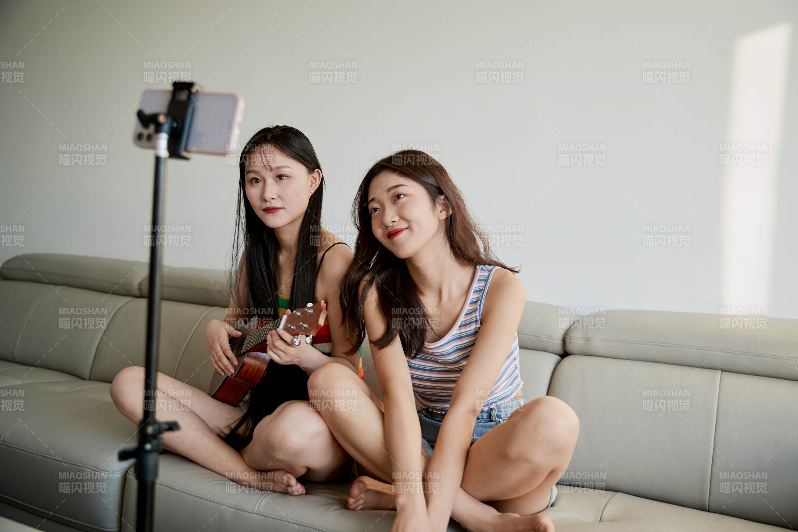 在家做主播直播的亚洲年轻闺蜜少女图片