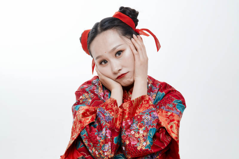 身穿中国传统服饰的青年女性图片