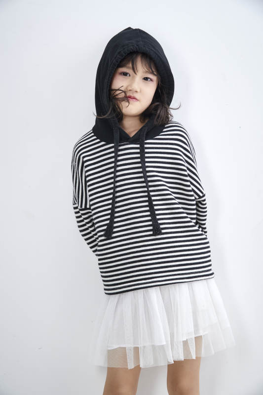 白色背景前身穿海魂衫的可爱的亚洲儿童人像图片