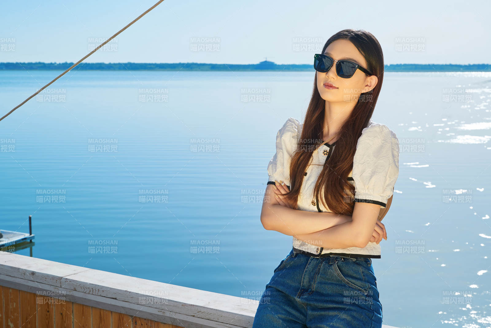 在湖畔木制帆船上的亚洲美女图片