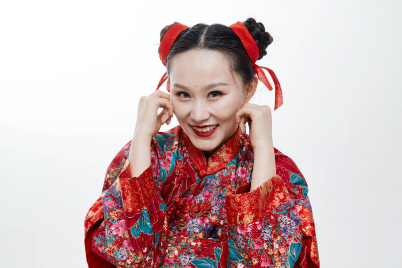 身穿中国传统服饰的青年女性图片