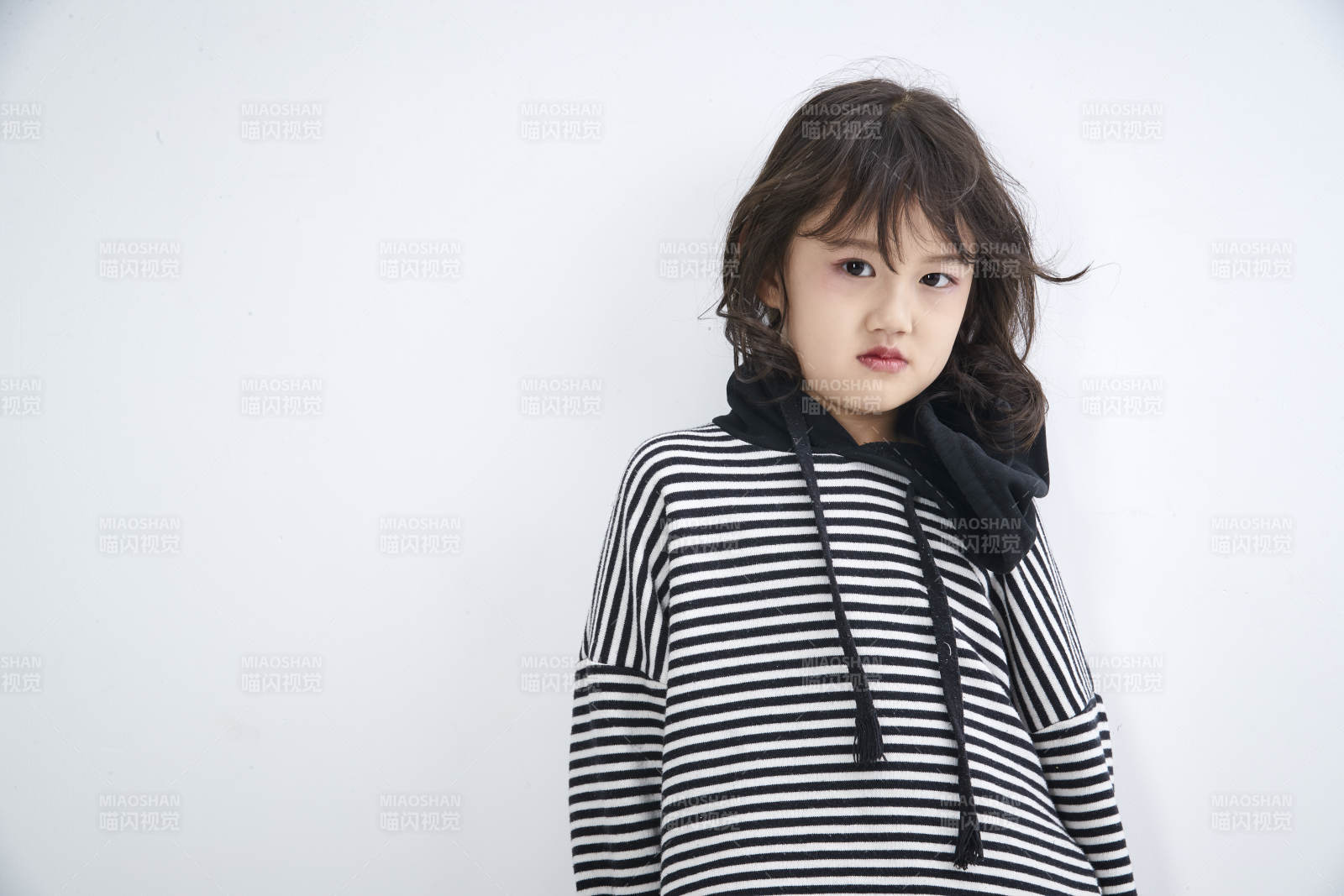 白色背景前身穿海魂衫的可爱的亚洲儿童人像图片