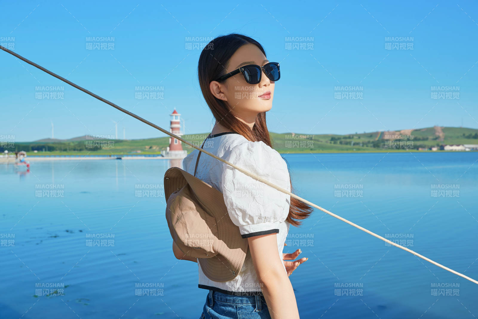 在湖畔木制帆船上的亚洲美女图片