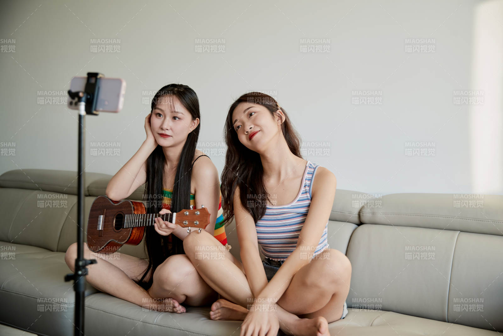 在家做主播直播的亚洲年轻闺蜜少女图片