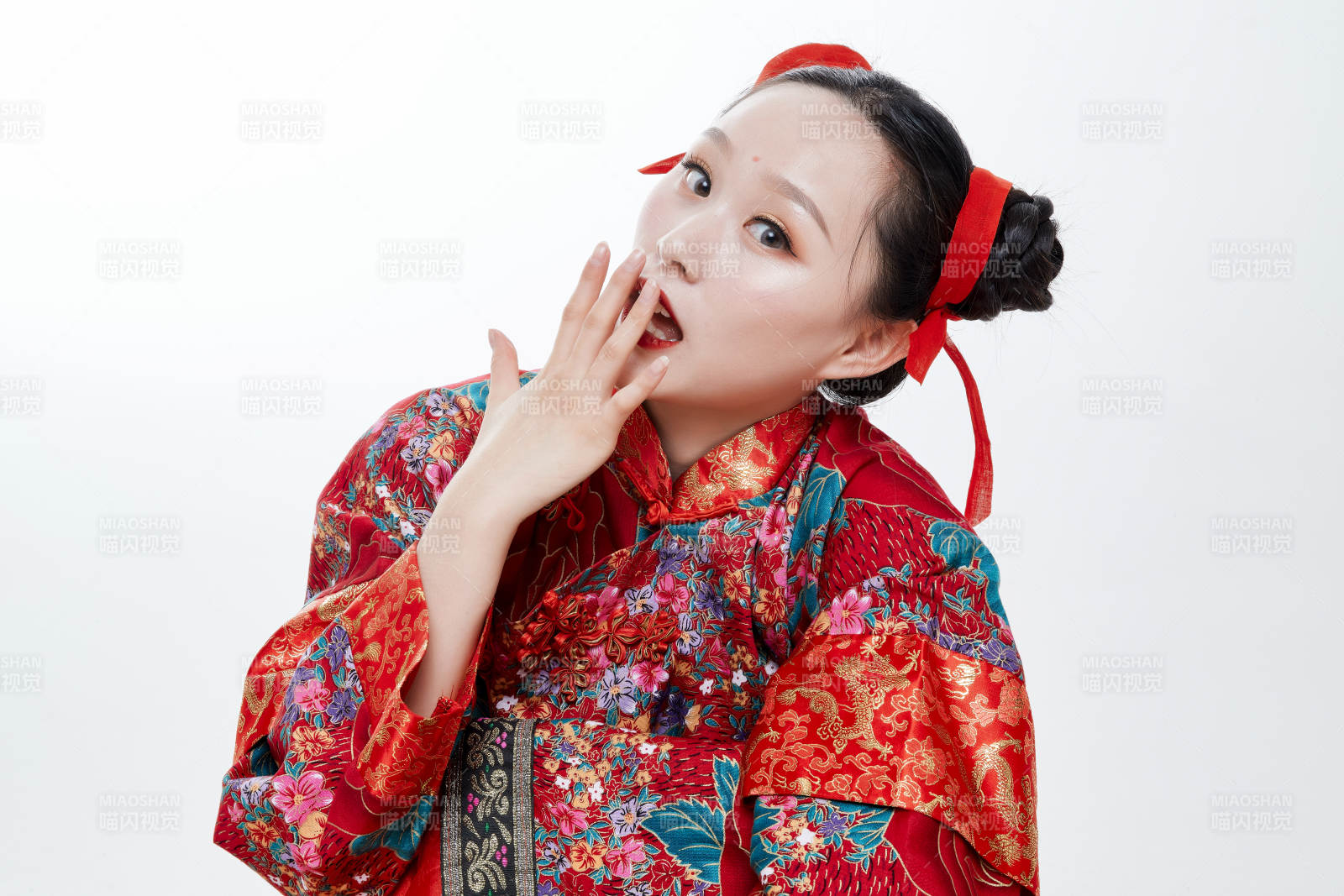 身穿中国传统服饰的青年女性图片