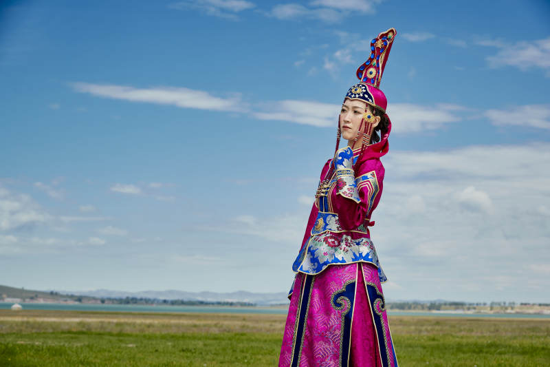 草原上身穿豪华蒙古族服饰的蒙族少女图片