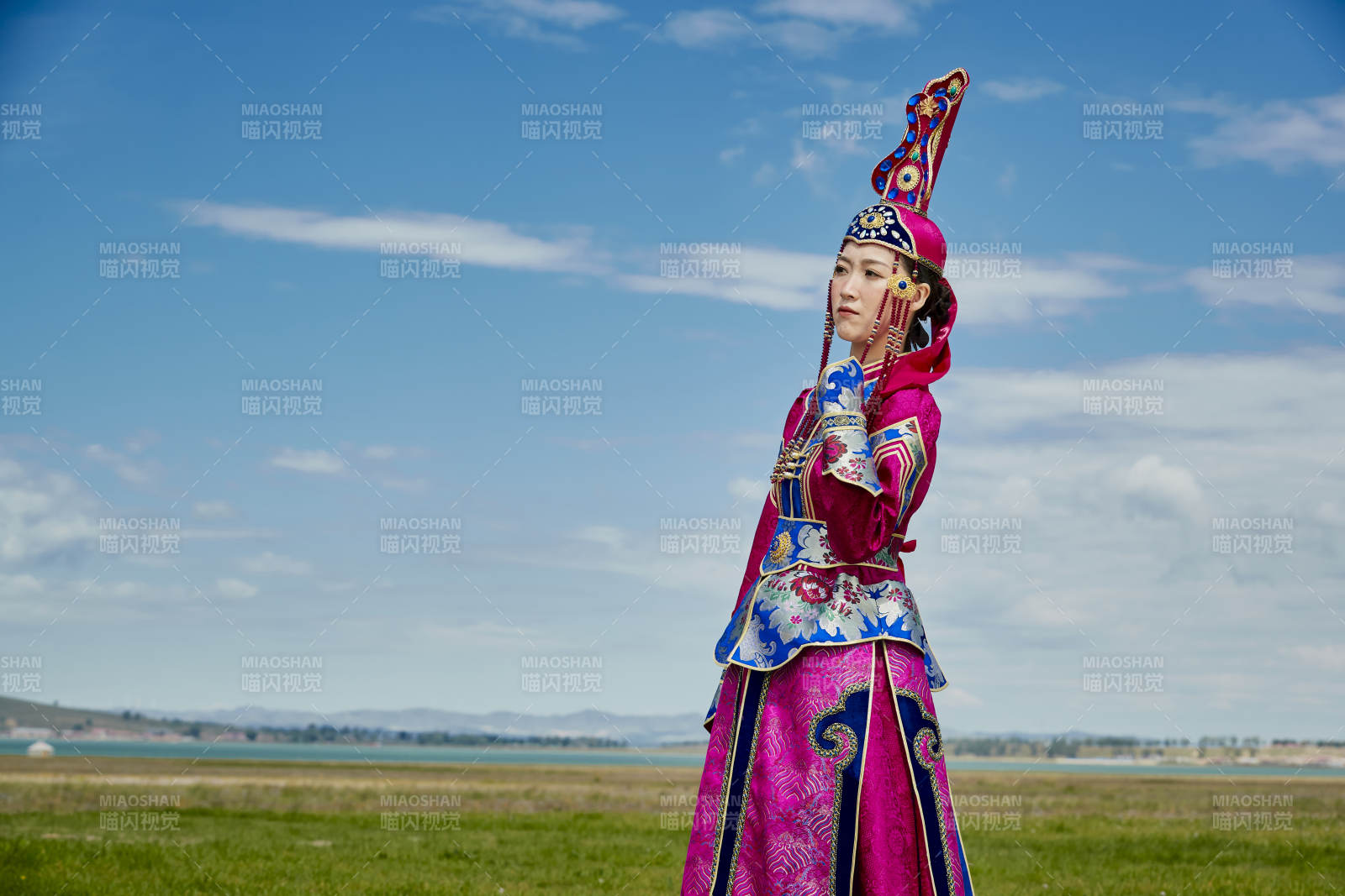 草原上身穿豪华蒙古族服饰的蒙族少女图片