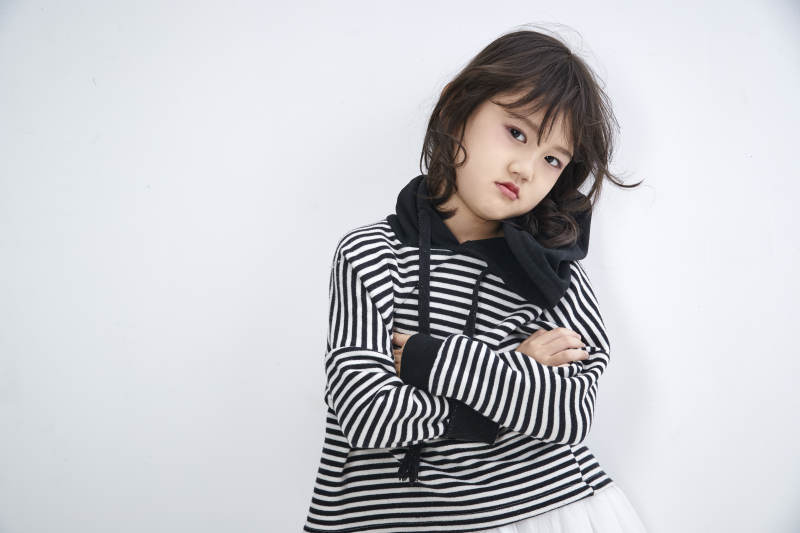 白色背景前身穿海魂衫的可爱的亚洲儿童人像图片