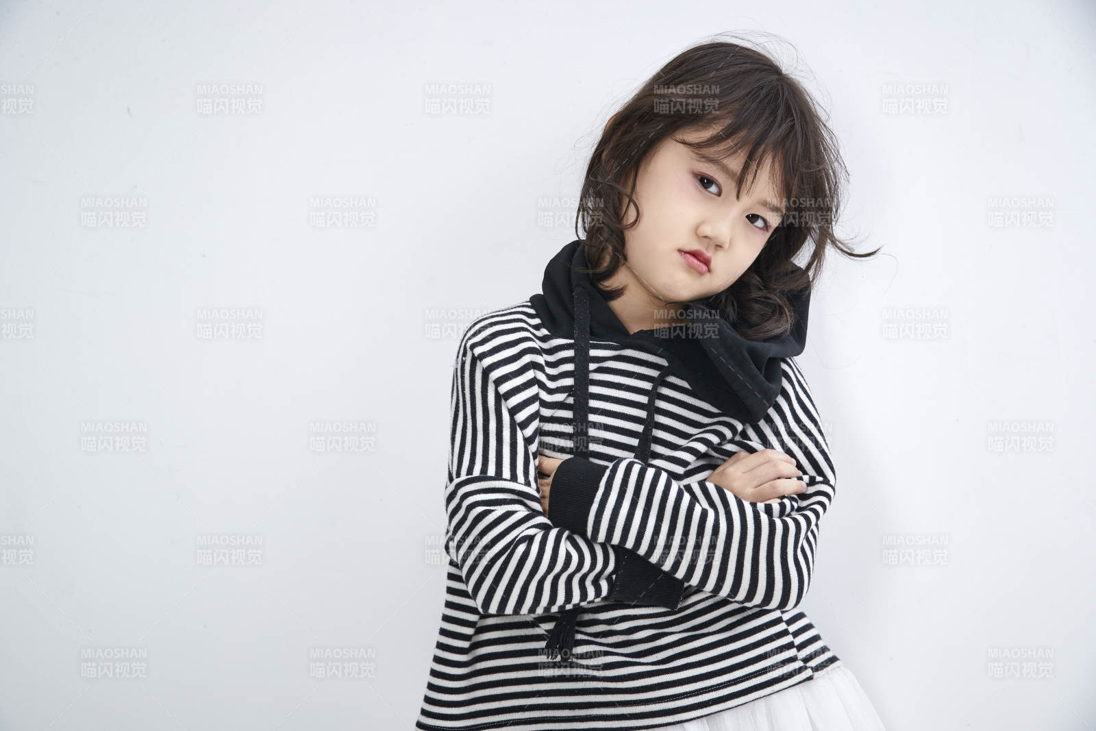 白色背景前身穿海魂衫的可爱的亚洲儿童人像图片