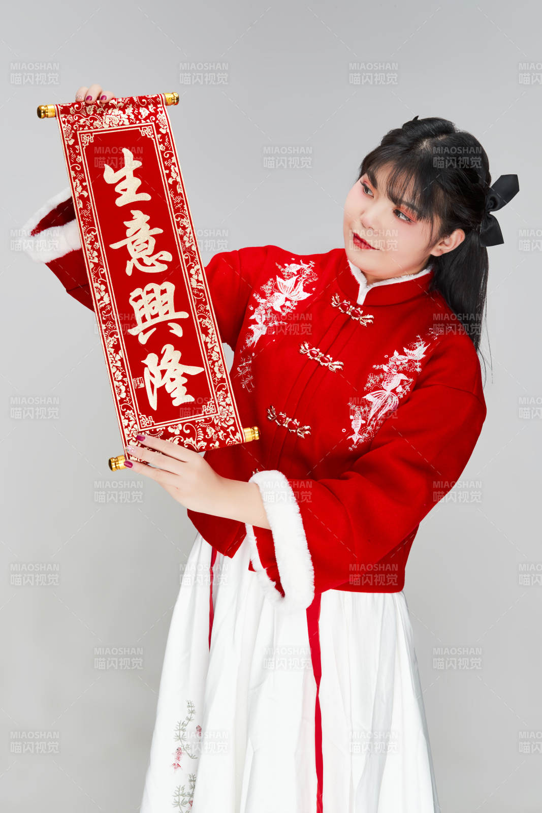 手持春联身穿喜庆汉服的可爱少女图片