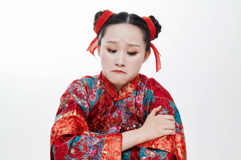 身穿中国传统服饰的青年女性图片