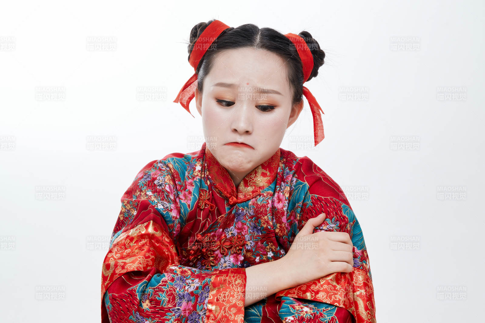 身穿中国传统服饰的青年女性图片