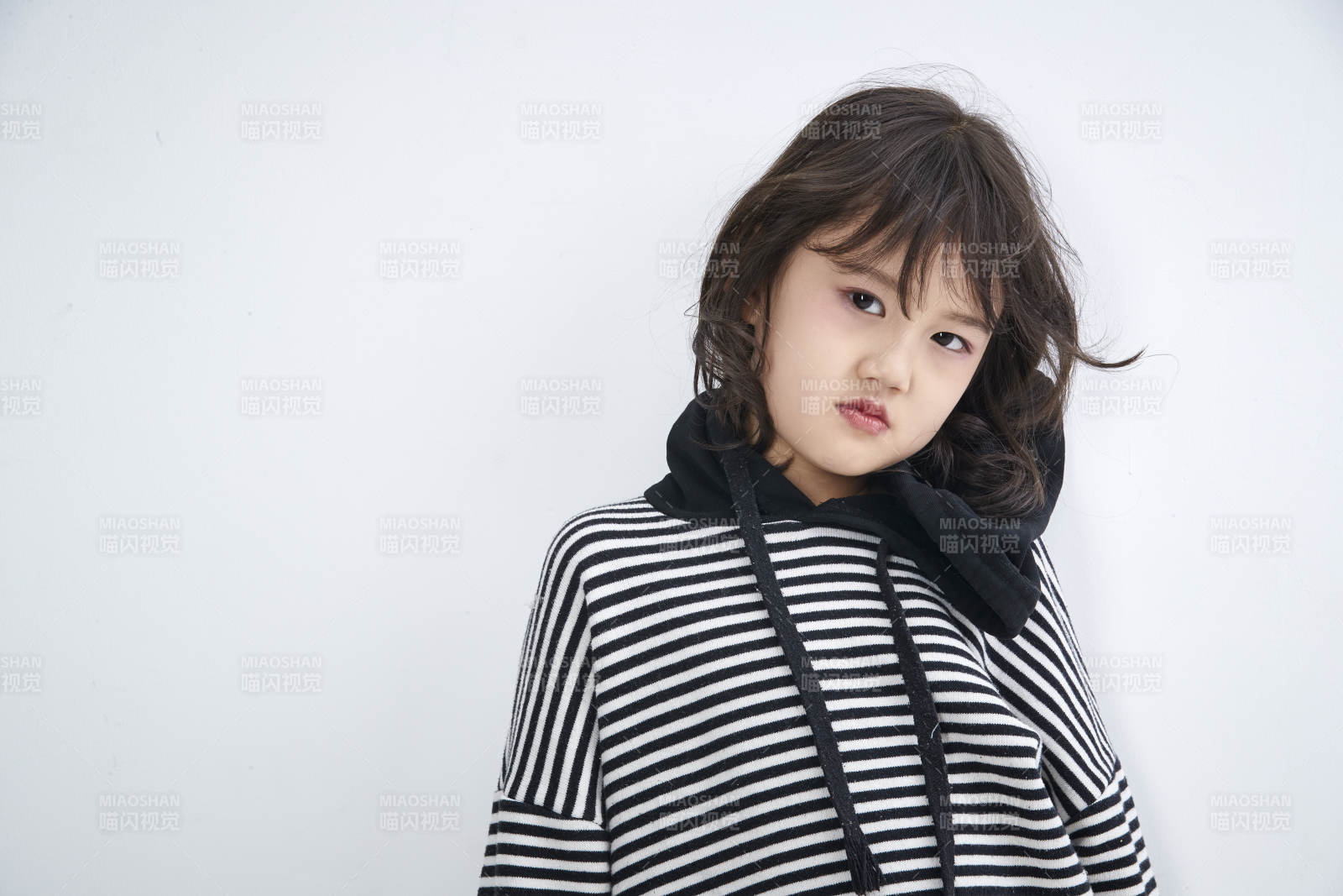 白色背景前身穿海魂衫的可爱的亚洲儿童人像图片