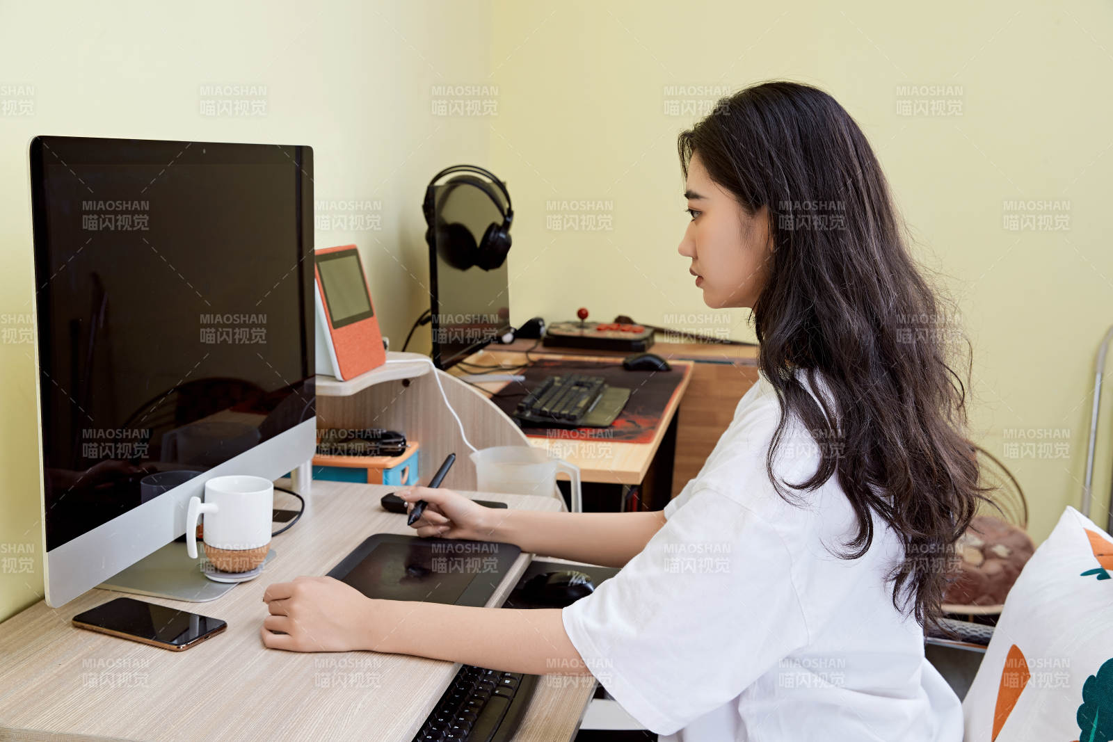 居家在电脑前创作插画的年轻美女图片