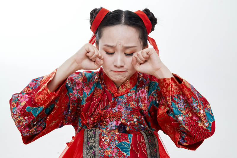 身穿中国传统服饰的青年女性图片