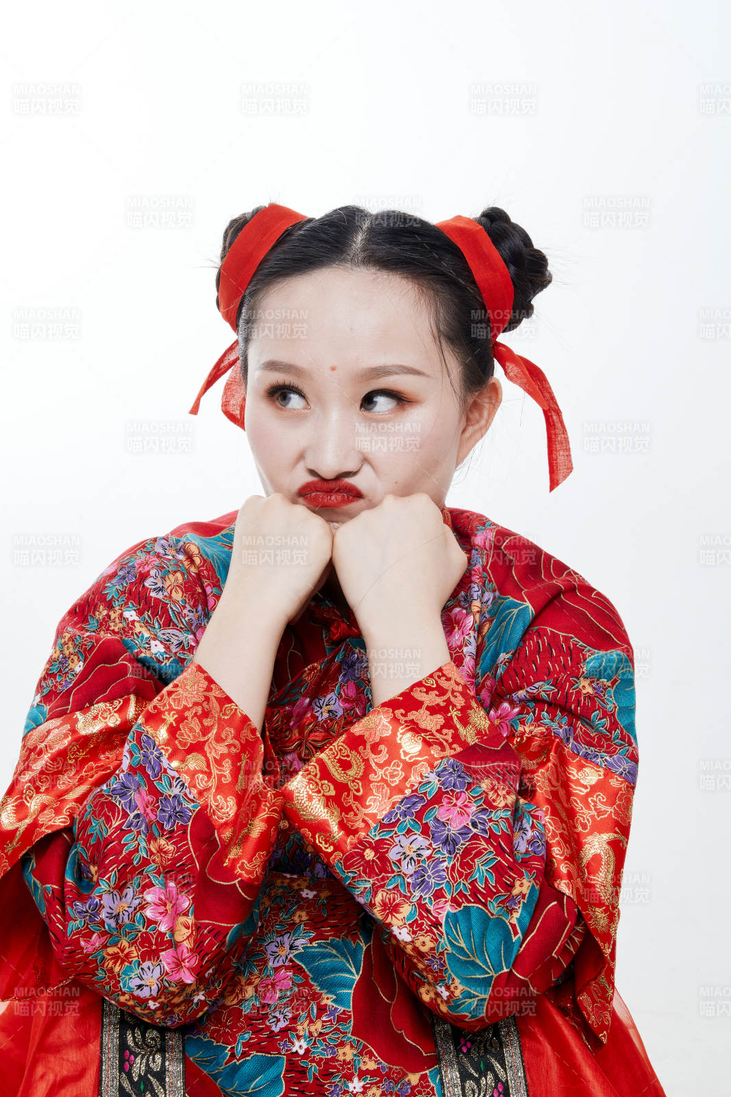 身穿中国传统服饰的青年女性图片