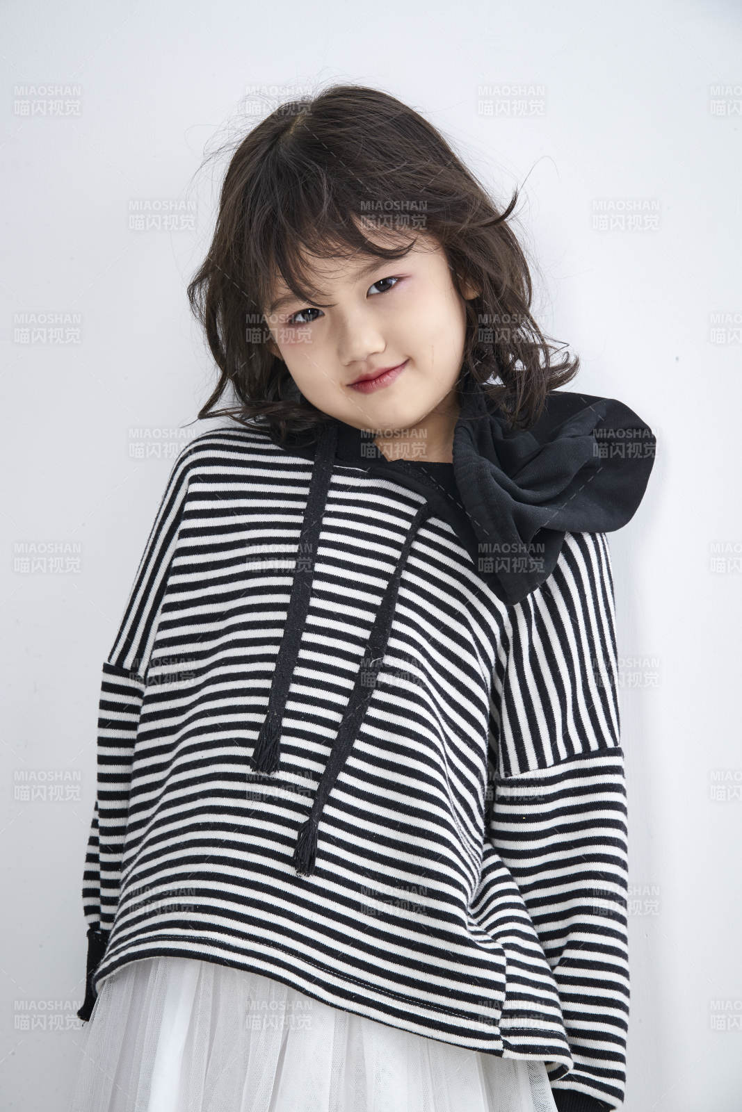 白色背景前身穿海魂衫的可爱的亚洲儿童人像图片