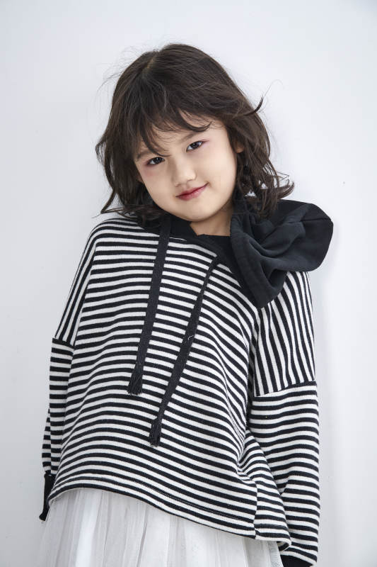 白色背景前身穿海魂衫的可爱的亚洲儿童人像图片