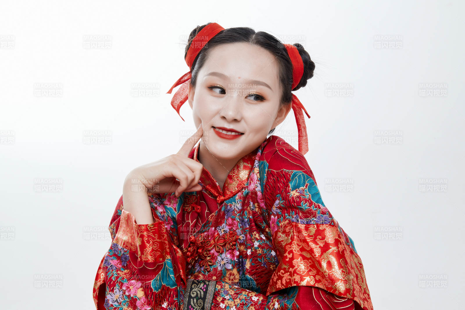 身穿中国传统服饰的青年女性图片