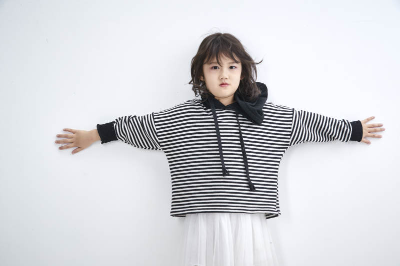 白色背景前身穿海魂衫的可爱的亚洲儿童人像图片