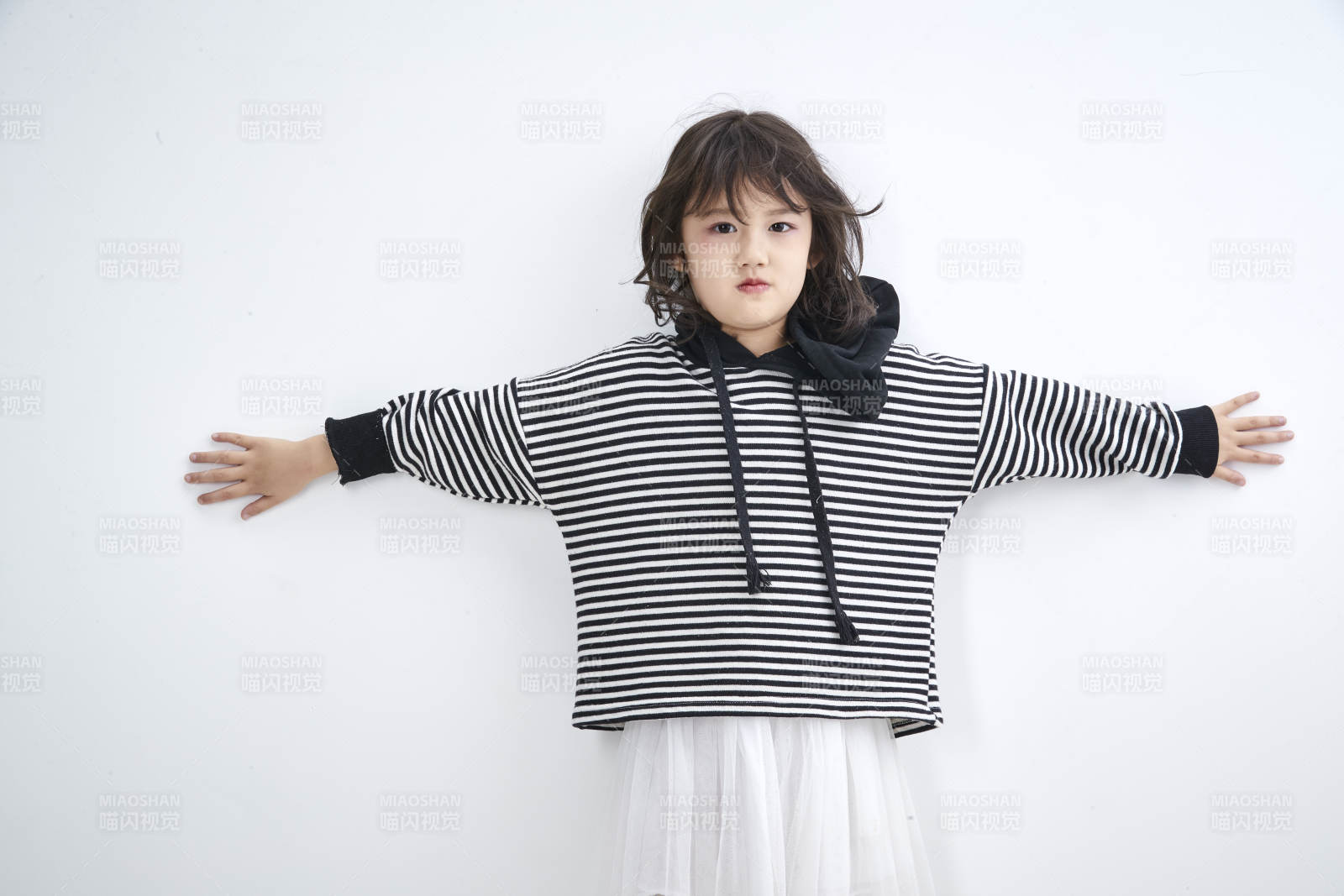 白色背景前身穿海魂衫的可爱的亚洲儿童人像图片