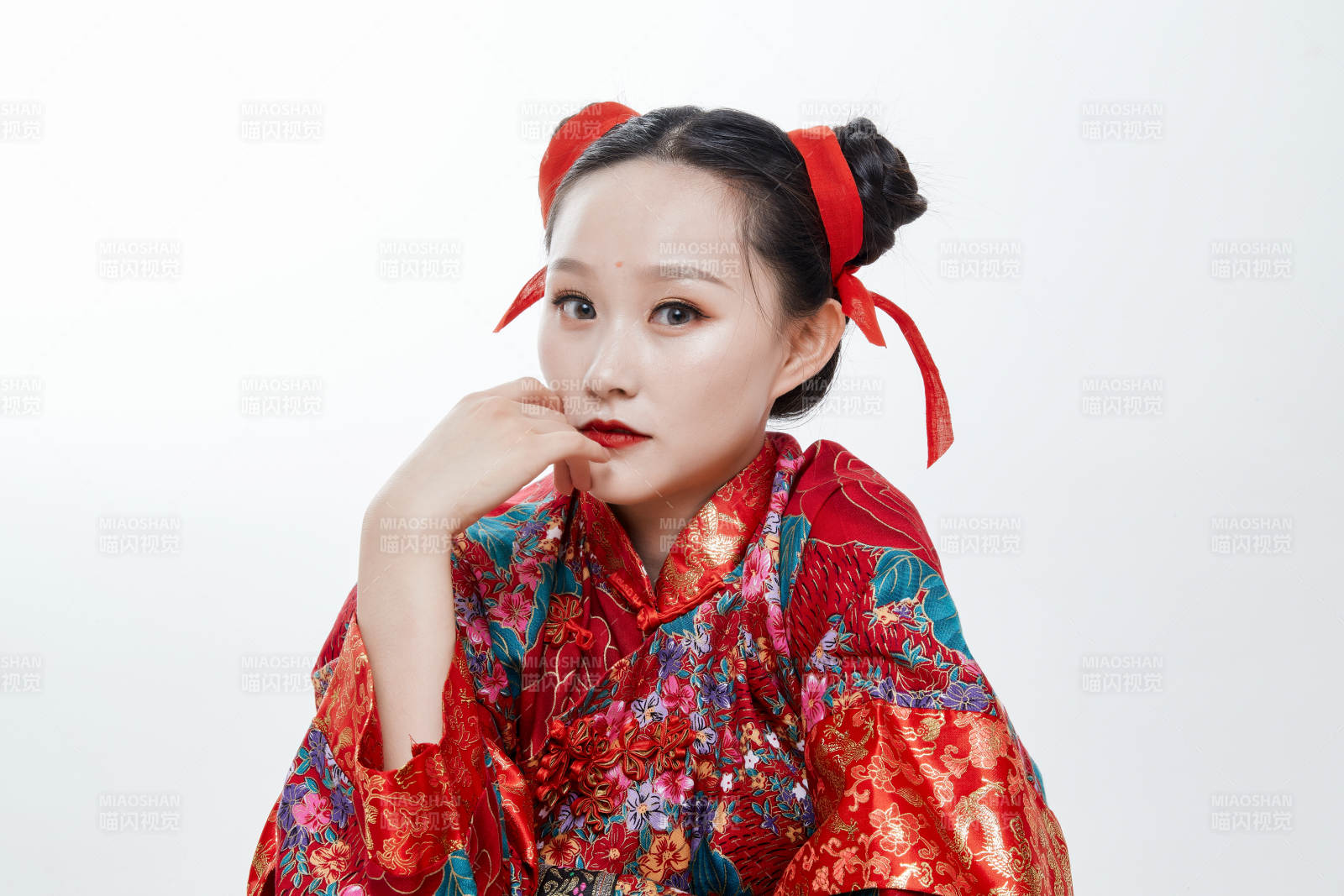 身穿中国传统服饰的青年女性图片