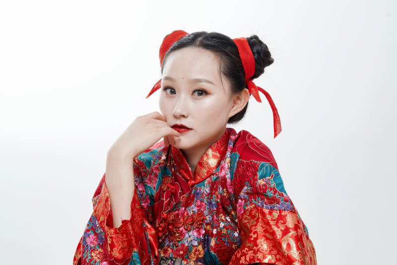 身穿中国传统服饰的青年女性图片