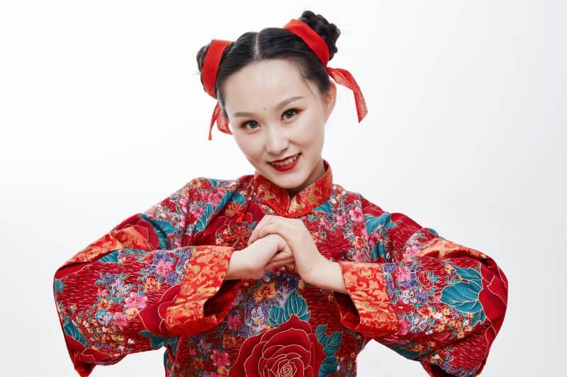 身穿中国传统服饰的青年女性图片