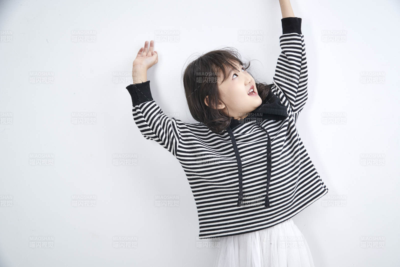 白色背景前身穿海魂衫的可爱的亚洲儿童人像图片